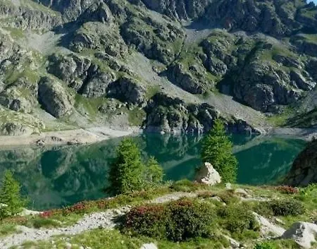 - Centre